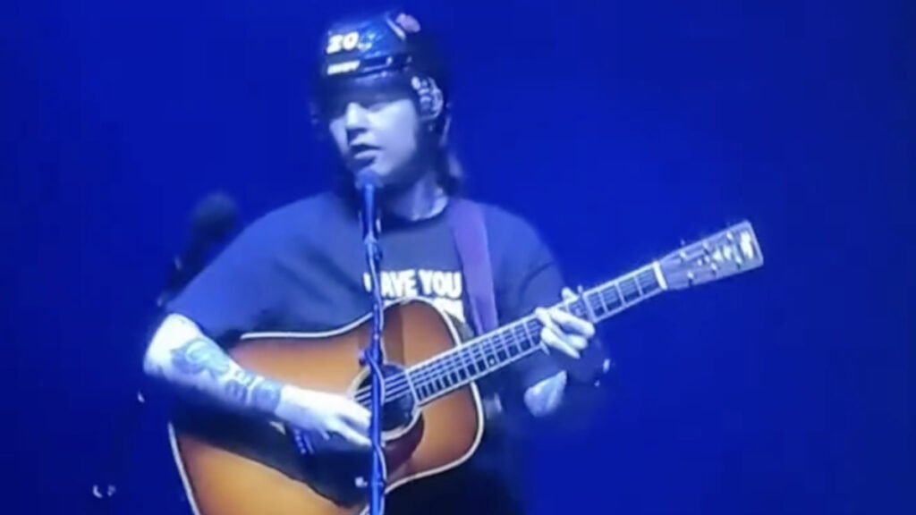 Billy Strings Wears a Helmet at Concert After Getting Hit With a Thrown Object Billy Strings Wears a Helmet at Concert After Getting Hit With a Thrown Object