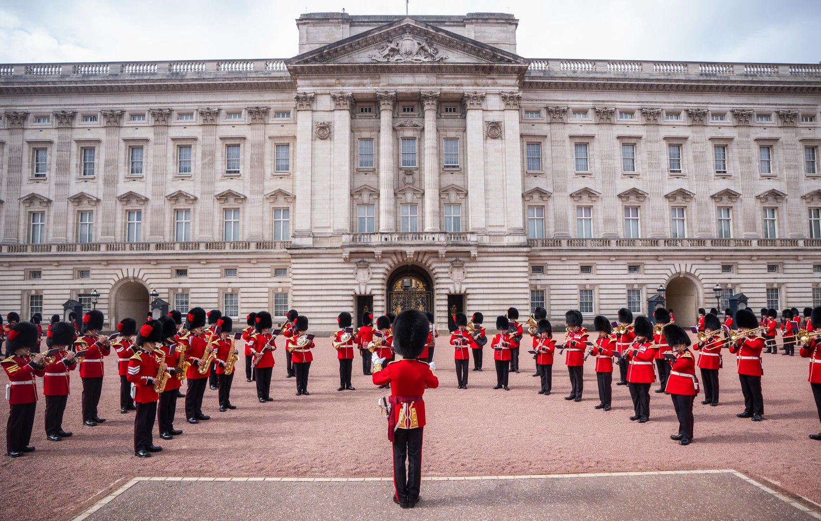 Watch The Kings Guard pay tribute to Dolly Parton by performing 9 To 5 at Buckingham Palace